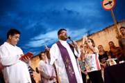 Padre Claudio Taciano celebrou a missa em homenagem às vítimas: pedido de paz
