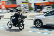 Faixa azul para motos na Avenida dos Bandeirantes, zona sul de SP
