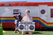 Além dele, Dexter Mayfield surge dançando enquanto a youtuber Hannah Hart exercita os bíceps com um boom-box