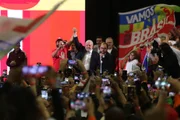 Ex-presidente Luiz Inácio Lula da Silva foi recebido com aplausos