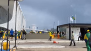 Bolsonaristas sobem a rampa do Palácio do Planalto durante ato antidemocrático