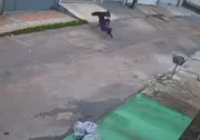 Após perder o equilíbrio, o homem conseguiu agarrar a bolsa, mas a mulher também não soltou seus pertences