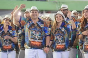 Presidente do Senado, Davi Alcolumbre, e a esposa, Liana Andrade, durante desfile da Império da Zona Norte, em Macapá