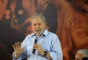 De origem simples, Lula se mudou para São Paulo com a família quando ainda era criança. Na infância, trabalhou como vendedor de frutas e engraxate