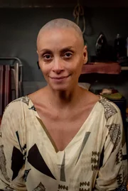Suzana raspou o cabelo para viver Clara nos cinemas