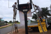 Equipes tentam consertar painel eletrônico danificado