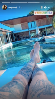 Neste domingo (25/7), ele compartilhou com os seguidores um momento de relaxamento à beira da piscina
