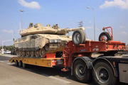 Um tanque israelense é transportado em um caminhão enquanto as medidas são reforçadas pelo exército, polícia e outras forças de segurança depois que o Hamas lançou a Operação Al-Aqsa Flood em Sderot