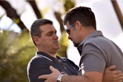 Otávio Rodrigues Pires Neto (blusa azul) é irmão do professor assassinado pelo aluno