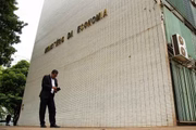 O Ministério da Economia lançou certame para a contratação temporária de 300 profissionais. As provas também vão selecionar 1.830 candidatos para cadastro reserva. As vagas para nível médio oferecem salários de R$ 1,7 mil, e os cargos de nível superior preveem vencimentos entre R$ 3,8 mil e R$ 6,1 mil 