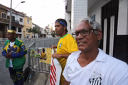 Admiridadores de Pelé fazem fila para acompanhar velório do Rei do Futebol no estádio do Santos FC