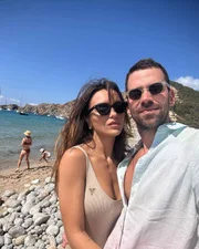 Rafa Kalimann posa de topless ao lado do namorado
