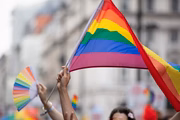 A letra B representa os bissexuais, pessoas que se relacionam tanto com pessoas do mesmo gênero quanto do gênero oposto