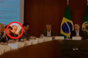 Embaixador Fernando Simas Magalhães estava sentado ao lado de Anderson Torres durante reunião com Bolsonaro
