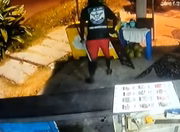 Em seguida, ele solta o objeto e uma vassoura Em seguida, ele solta o objeto e uma vassoura