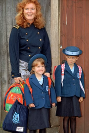 Sarah Ferguson com as filhas, princesas Eugenie e Beatrice