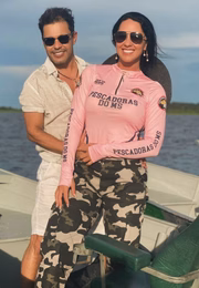 Graciele Lacerda e Zezé de Camargo posam juntos e sorridentes durante passeio