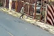 O homem segue para a casa