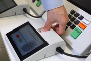 O prazo para a regularização do título também vale para quem precisa fazer transferência do local de votação e para quem precisa pedir a primeira via do documento