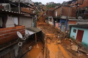 Ruas cheias de lama após a enchente no município paulista