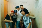 Júlio Rasec (tecladista), Dinho (vocalista), Samuel Reoli (baixista), Bento Hinoto (guitarrista) e Sérgio Reoli (baterista), posam para foto nos bastidores de apresentação da banda em 1995