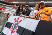 Bandeiras e pedidos de camisa são vistos nas arquibancadas