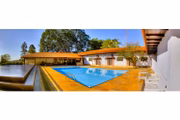 Além de piscina, o lugar conta com um lago artificial