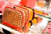 Em alta, bolsas de palha aparecem como alternativa para essa época do ano