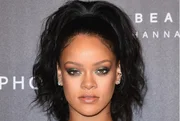 Rihanna cresceu em um lar conturbado. Em entrevista ao Contactmusic, a cantora revelou que o pai era viciado em drogas e álcool. Segundo ela, esse foi um dos motivos pelo qual precisou amadurecer cedo. Antes mesmo dos 9 anos, a artista cuidava dos irmãos e da casa, para que a mãe pudesse trabalhar