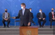 Bolsonaro durante durante cerimônia, no Palácio do Planalto, para sancionar medidas que ampliam a capacidade de aquisição de vacinas