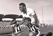No primeiro jogo oficial pelo clube, Pelé fez dois gols contra o Corinthians. O feito fez com que o iniciante conquistasse holofotes. Contudo, foi após o torneio Rio-São Paulo em 1957 que o atleta se tornou nacionalmente conhecido