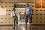 <b>Um Espião e Meio (2016)</b>. Também vistos no novo Jumanji (2017), Kevin Hart e Dwayne Johnson, o The Rock, interpretam dois amigos do ensino médio que se reencontram décadas depois. No minuto seguinte, eles se envolvem numa conspiração de espiões internacionais