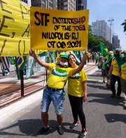 Casal bolsonarista atacou o STF com frases em inglês em protesto em SP