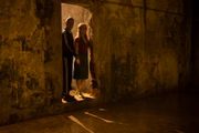 <b>Organização Cosme e Damião:</b> assim como aconteceu com Anita, a Netflix também incluiu a Organização Cosme e Damião na trama, mas ela não é citada no livro. Diferentemente da obra, a série termina com Verônica prometendo desmanchar o grupo, do qual Anita e Carvana fazem parte