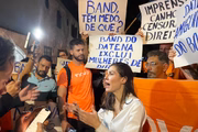 Marina Helena (Novo) promoveu um protesto na porta da TV Bandeirantes após ter sido excluída do 1º debate entre candidatos à Prefeitura de SP