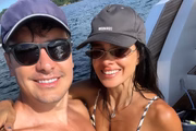 Vera Viel e Rodrigo Faro posa, sorridentes, de bonés e óculos escuros, durante passeio
