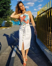 Trata-se de Lívia Andrade
