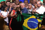 Lula acompanhado de aliados