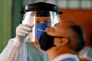 <strong>RT PCR</strong>: considerado “padrão-ouro” pela alta sensibilidade, o teste é usado para o diagnóstico da Covid-19. Ele detecta a carga viral até o 12º dia de sintomas do paciente, quando o vírus ainda está ativo no organismo. O resultado é entregue em, aproximadamente, três dias
