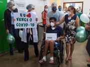 A equipe do hospital também comemorou a recuperação e alta do paciente