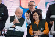 Lulaconversa com a ministra Nísia Trindade no lançamento do Mais Médicos