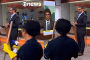 Funcionária da limpeza “invade” transmissão da GloboNews