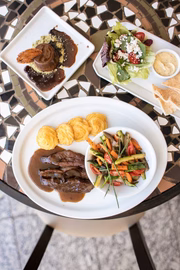 Empório Árabe - R$ 65 (Águas Claras e 215 Sul)Entrada: pão árabe com manteiga de café e salada verde.Prato Principal: filé de cordeiro ao molho de café, batata duchesse e escabeche do oriente.Sobremesa: mousse de café com crocante de cardamomo