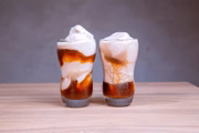 A turma que usa o café na dieta pode optar pelos Brew Shakes, feitos com whey e frutas