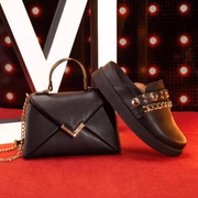 Essa dupla viral da Vizzano, composta de clog com maxi studs e corrente (Preço R$ 199,90) e shoulder bag (R$ 229,90), é parceria de respeito para visuais com alfaiataria, jorts e calças cargo