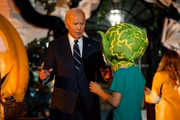 Joe Biden recepcionando menino