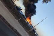 Um ônibus foi incendiado na via Estrutural e a suspeita é de que um manifestante da 26 de Setembro tenha iniciado o fogo