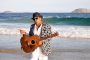 Tito Jackson, irmão de Michael Jackson, é clicado durante gravação na praia