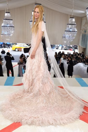 A atriz foi com um com o vestido Chanel usado em filme da icônica fragrância da grife No. 5 que estrelou em 2004 