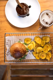 Pinella – R$ 60 (408 Norte)Entrada: Imperiale Stout – drinque de carveja IPA, Jim Beam Honey e café Imperiale coado fortePrato Principal: Antônia – hambúrguer bovino, cebola caramelizada com café, fonduta de queijo gouda e rúcula no pão brioche de caféSobremesa: Bárbara Black – torta de chocolate maltado com café